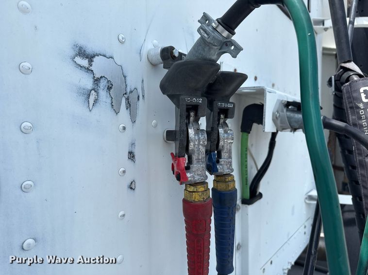 image for item EG6002 2000 Freightliner FLD semi truck