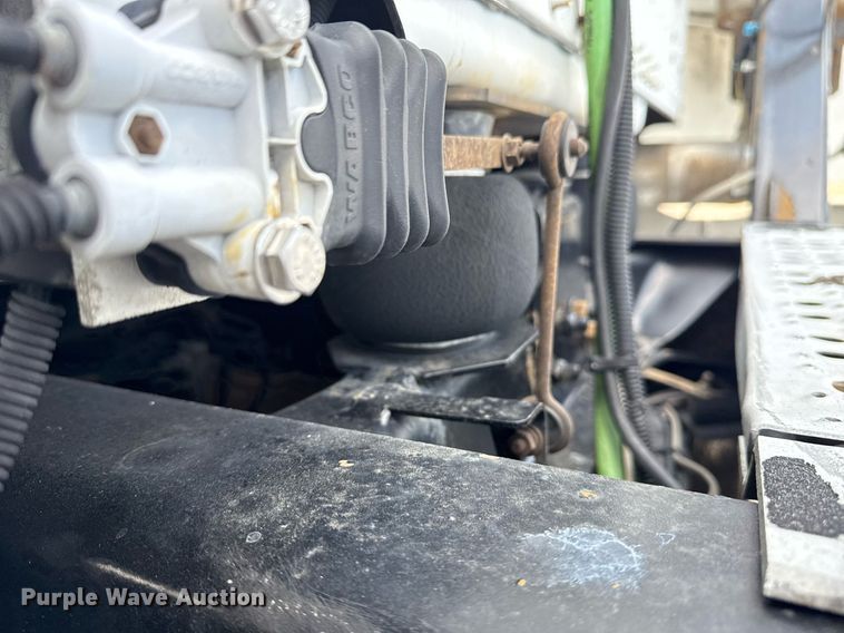 image for item EG6002 2000 Freightliner FLD semi truck