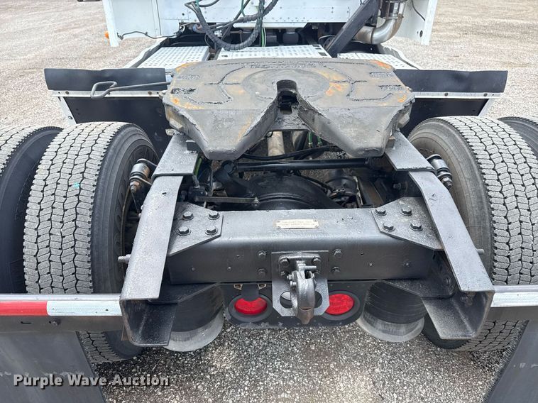 image for item EG6002 2000 Freightliner FLD semi truck