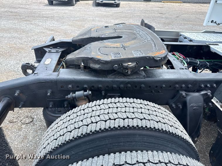 image for item EG6002 2000 Freightliner FLD semi truck