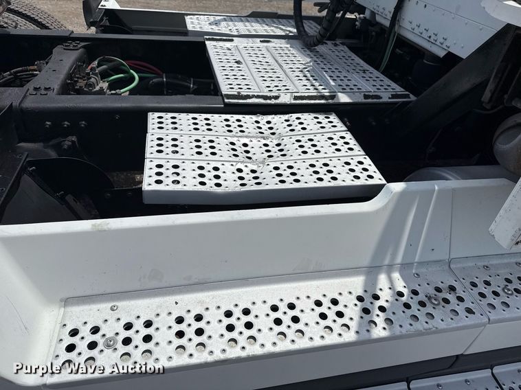 image for item EG6002 2000 Freightliner FLD semi truck