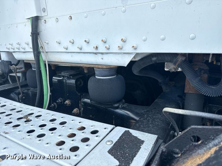 image for item EG6002 2000 Freightliner FLD semi truck