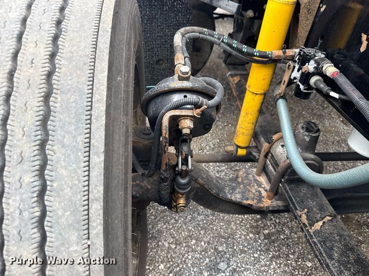 image for item EG6002 2000 Freightliner FLD semi truck