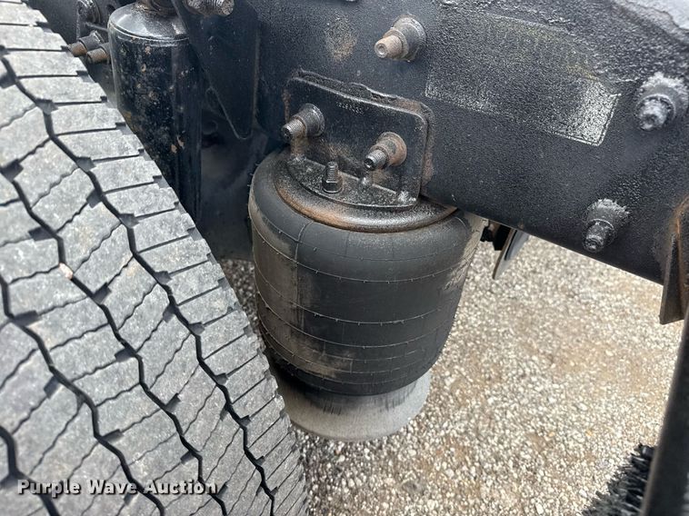 image for item EG6002 2000 Freightliner FLD semi truck