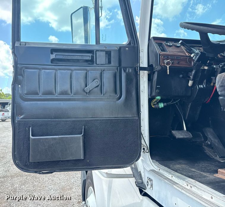 image for item EG6002 2000 Freightliner FLD semi truck