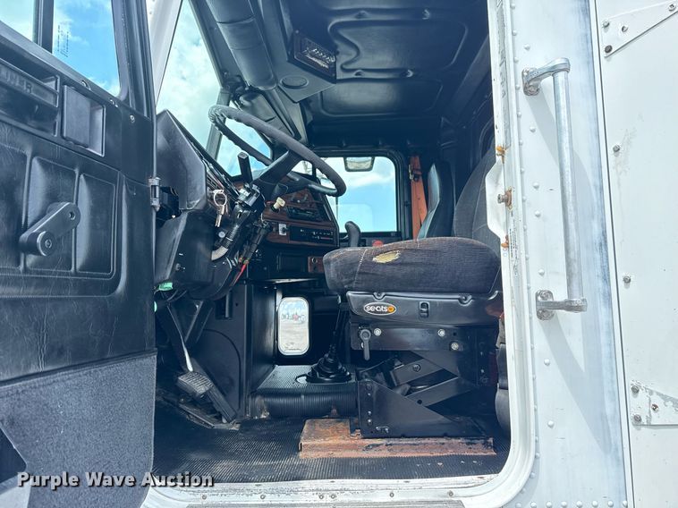 image for item EG6002 2000 Freightliner FLD semi truck