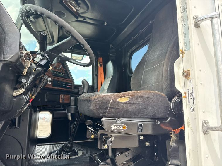 image for item EG6002 2000 Freightliner FLD semi truck