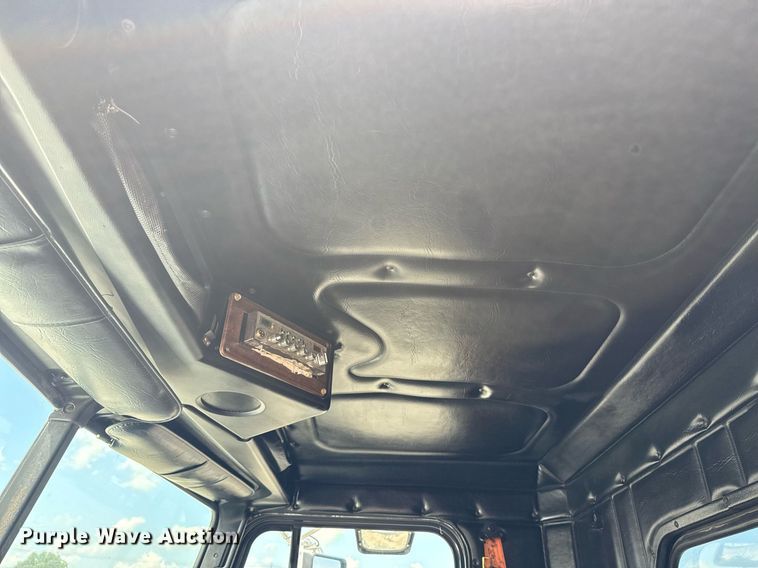 image for item EG6002 2000 Freightliner FLD semi truck