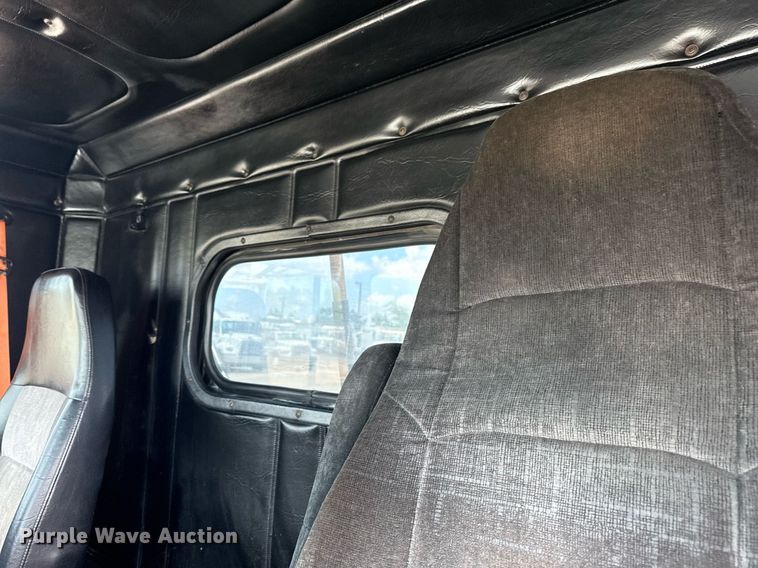 image for item EG6002 2000 Freightliner FLD semi truck