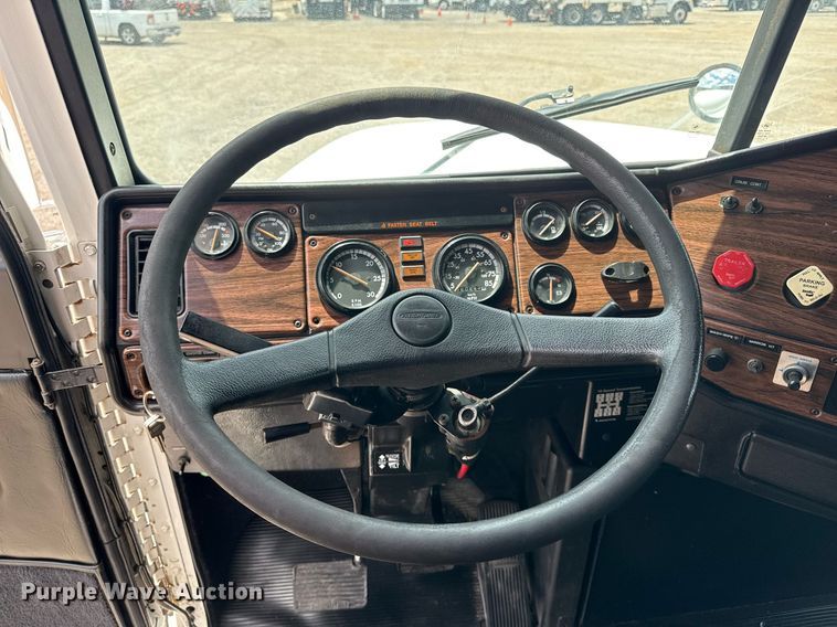 image for item EG6002 2000 Freightliner FLD semi truck