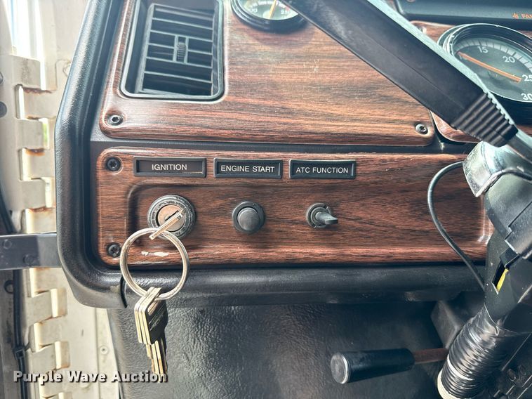 image for item EG6002 2000 Freightliner FLD semi truck