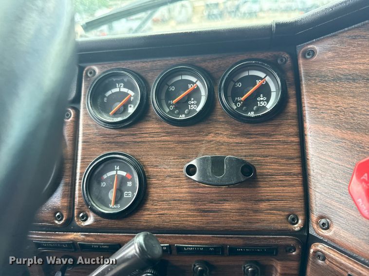 image for item EG6002 2000 Freightliner FLD semi truck