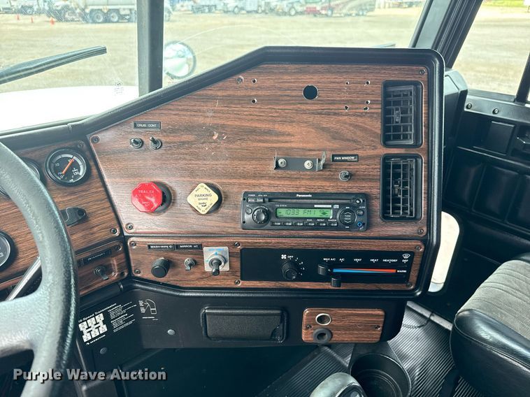 image for item EG6002 2000 Freightliner FLD semi truck