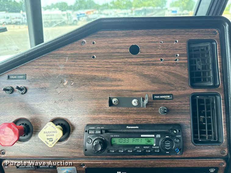 image for item EG6002 2000 Freightliner FLD semi truck