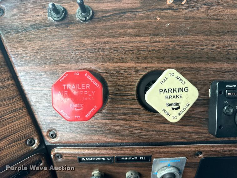 image for item EG6002 2000 Freightliner FLD semi truck