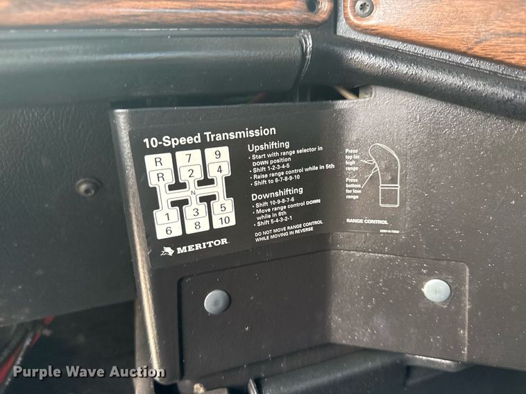 image for item EG6002 2000 Freightliner FLD semi truck