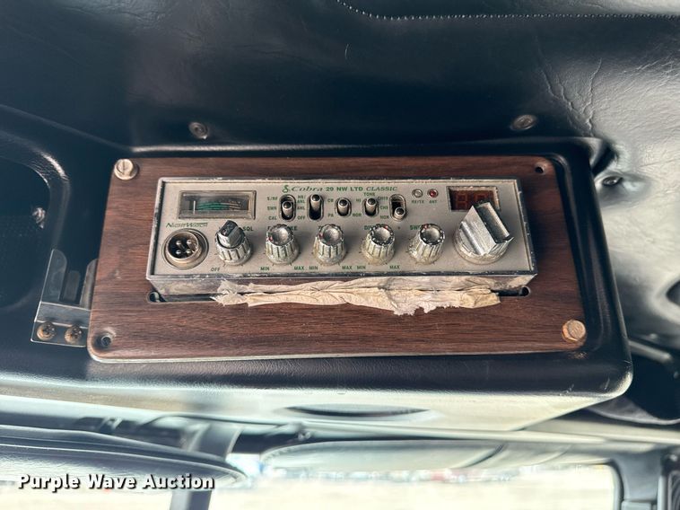 image for item EG6002 2000 Freightliner FLD semi truck