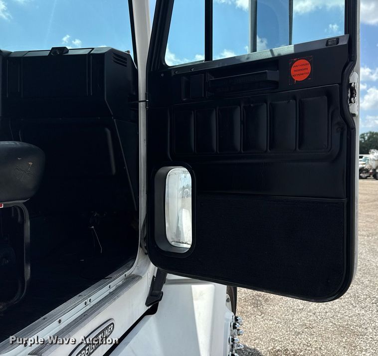 image for item EG6002 2000 Freightliner FLD semi truck