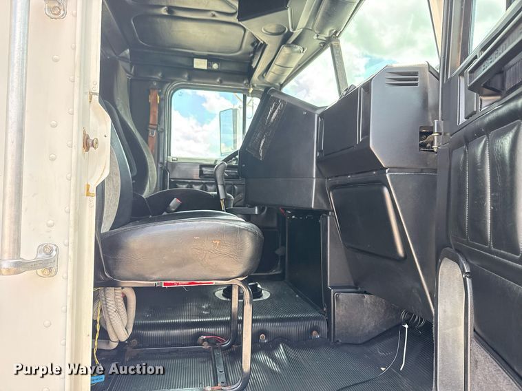 image for item EG6002 2000 Freightliner FLD semi truck