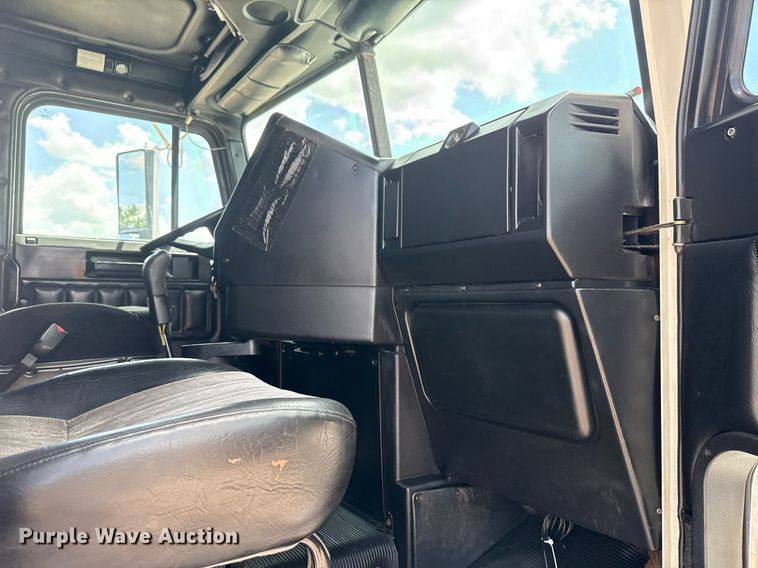 image for item EG6002 2000 Freightliner FLD semi truck