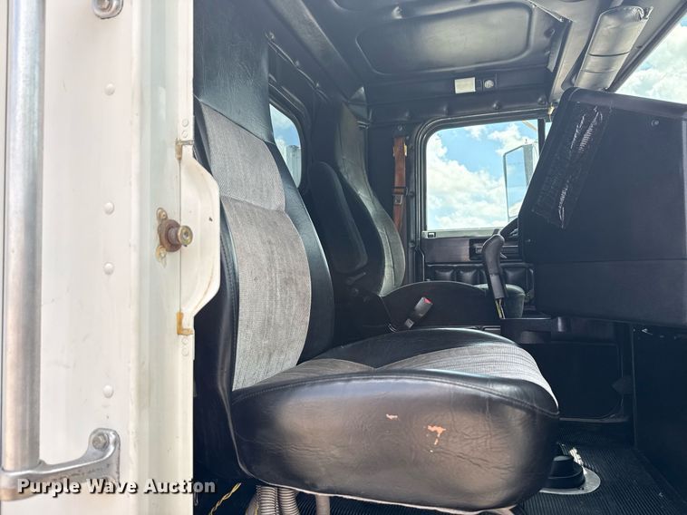 image for item EG6002 2000 Freightliner FLD semi truck