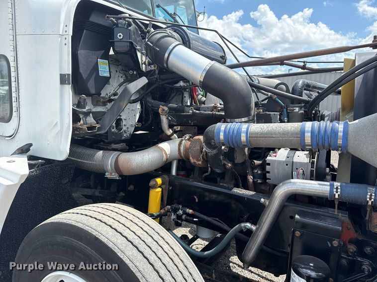 image for item EG6002 2000 Freightliner FLD semi truck