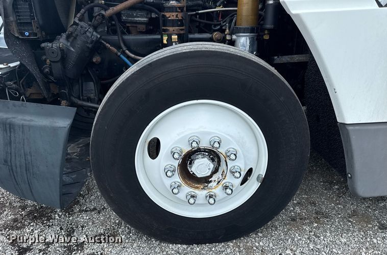 image for item EG6002 2000 Freightliner FLD semi truck