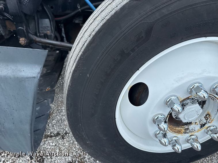 image for item EG6002 2000 Freightliner FLD semi truck