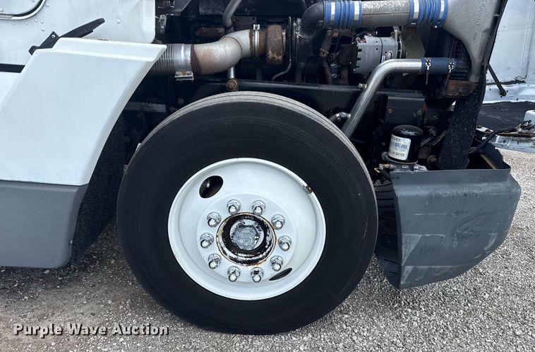 image for item EG6002 2000 Freightliner FLD semi truck