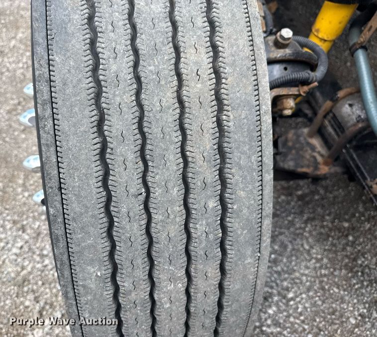 image for item EG6002 2000 Freightliner FLD semi truck