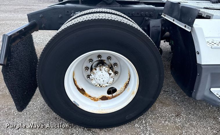 image for item EG6002 2000 Freightliner FLD semi truck