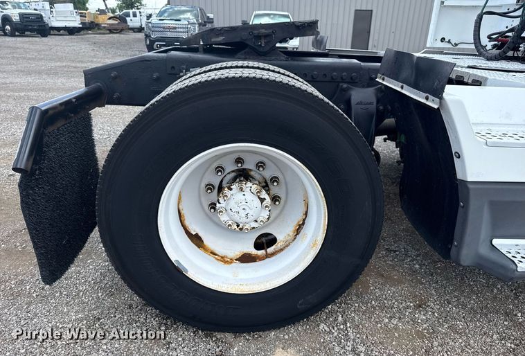 image for item EG6002 2000 Freightliner FLD semi truck