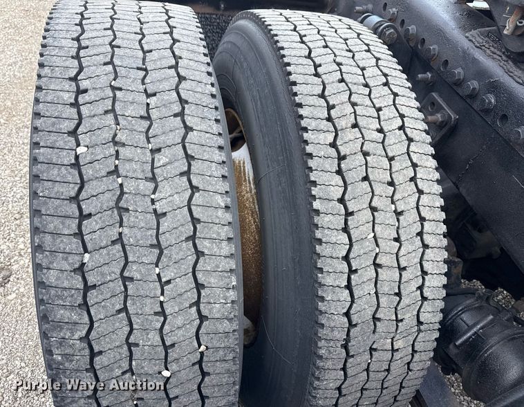 image for item EG6002 2000 Freightliner FLD semi truck