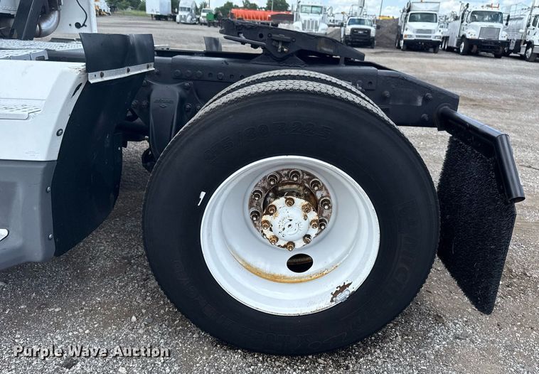 image for item EG6002 2000 Freightliner FLD semi truck