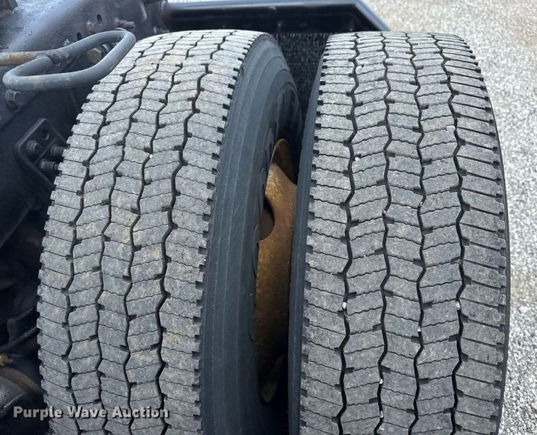 image for item EG6002 2000 Freightliner FLD semi truck