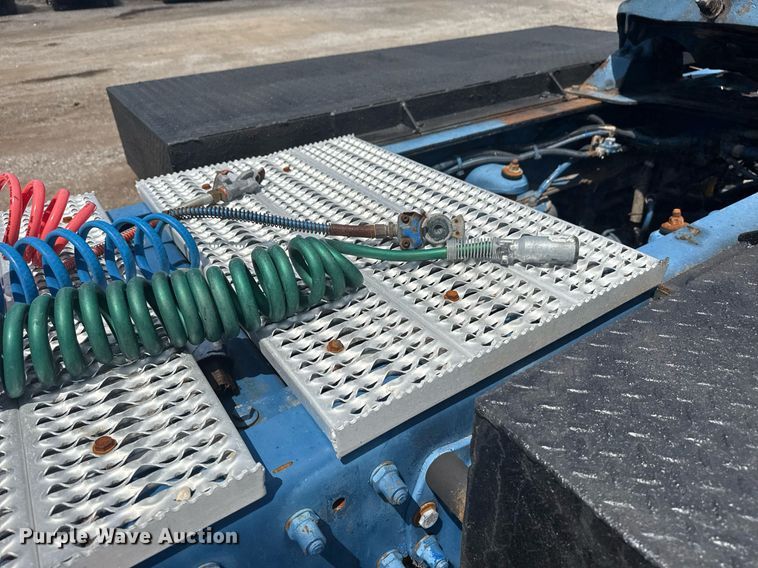 image for item EG6004 2005 Peterbilt 378 semi truck