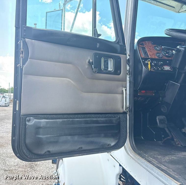 image for item EG6004 2005 Peterbilt 378 semi truck