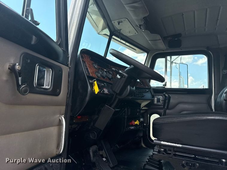 image for item EG6004 2005 Peterbilt 378 semi truck