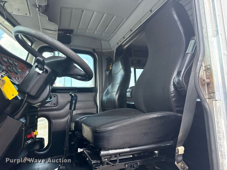 image for item EG6004 2005 Peterbilt 378 semi truck