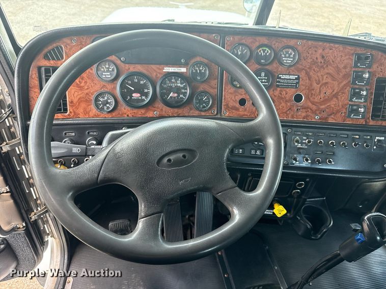 image for item EG6004 2005 Peterbilt 378 semi truck