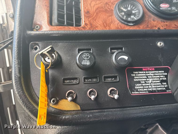 image for item EG6004 2005 Peterbilt 378 semi truck