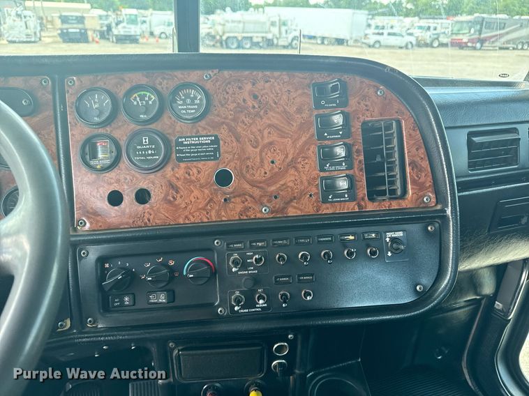 image for item EG6004 2005 Peterbilt 378 semi truck