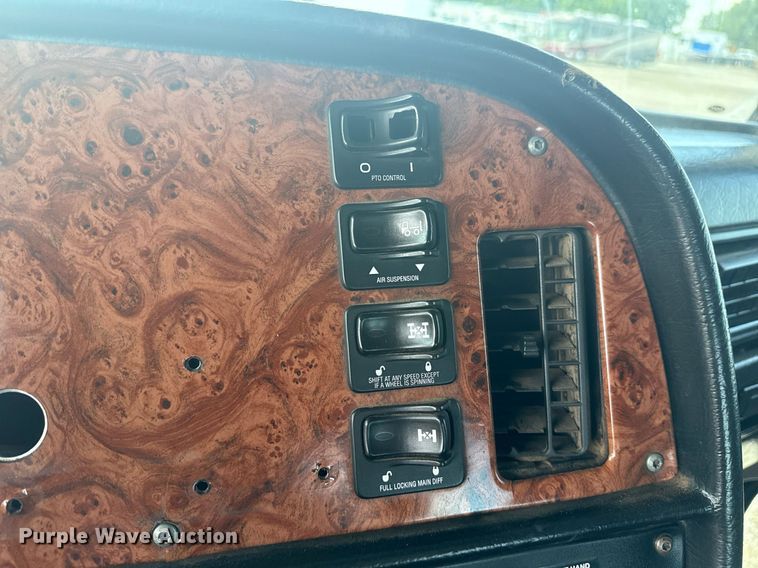 image for item EG6004 2005 Peterbilt 378 semi truck