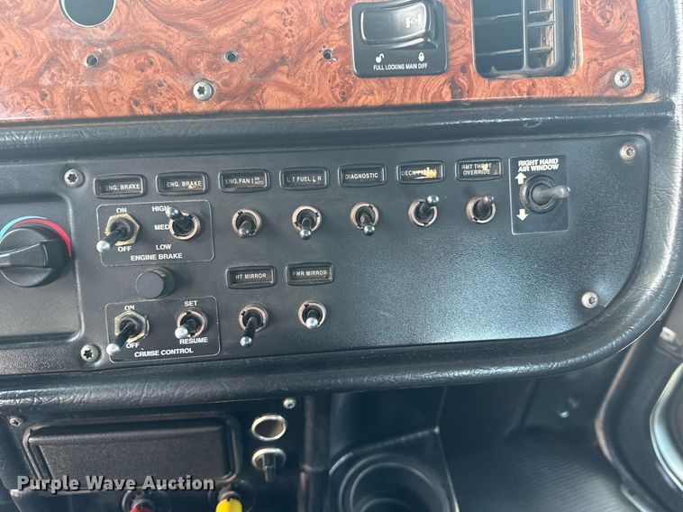 image for item EG6004 2005 Peterbilt 378 semi truck