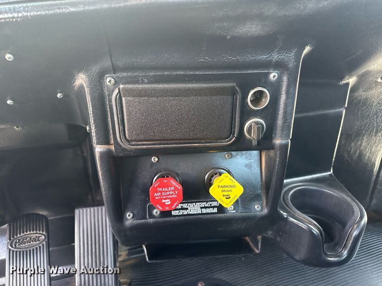 image for item EG6004 2005 Peterbilt 378 semi truck