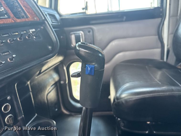 image for item EG6004 2005 Peterbilt 378 semi truck