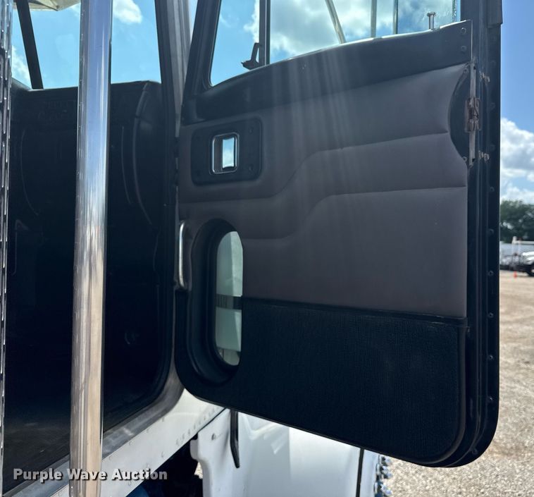 image for item EG6004 2005 Peterbilt 378 semi truck