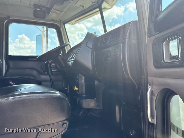 image for item EG6004 2005 Peterbilt 378 semi truck