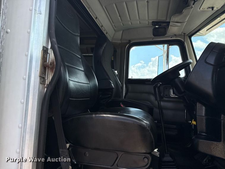 image for item EG6004 2005 Peterbilt 378 semi truck