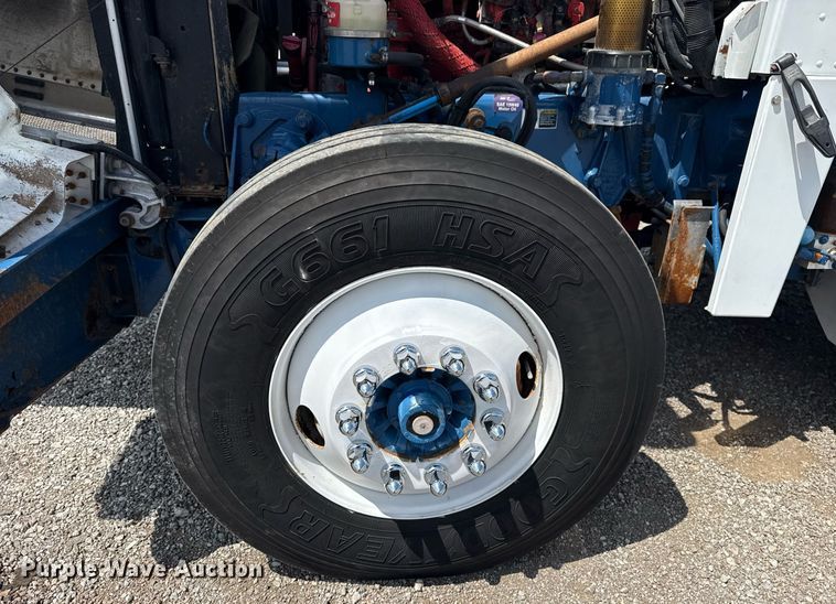 image for item EG6004 2005 Peterbilt 378 semi truck